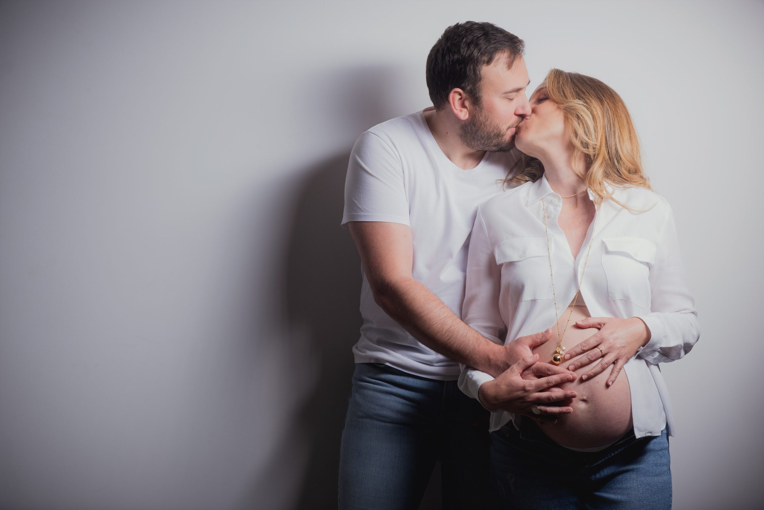 Couple assorti pour une séance photo de grossesse à La Seyne-sur-Mer