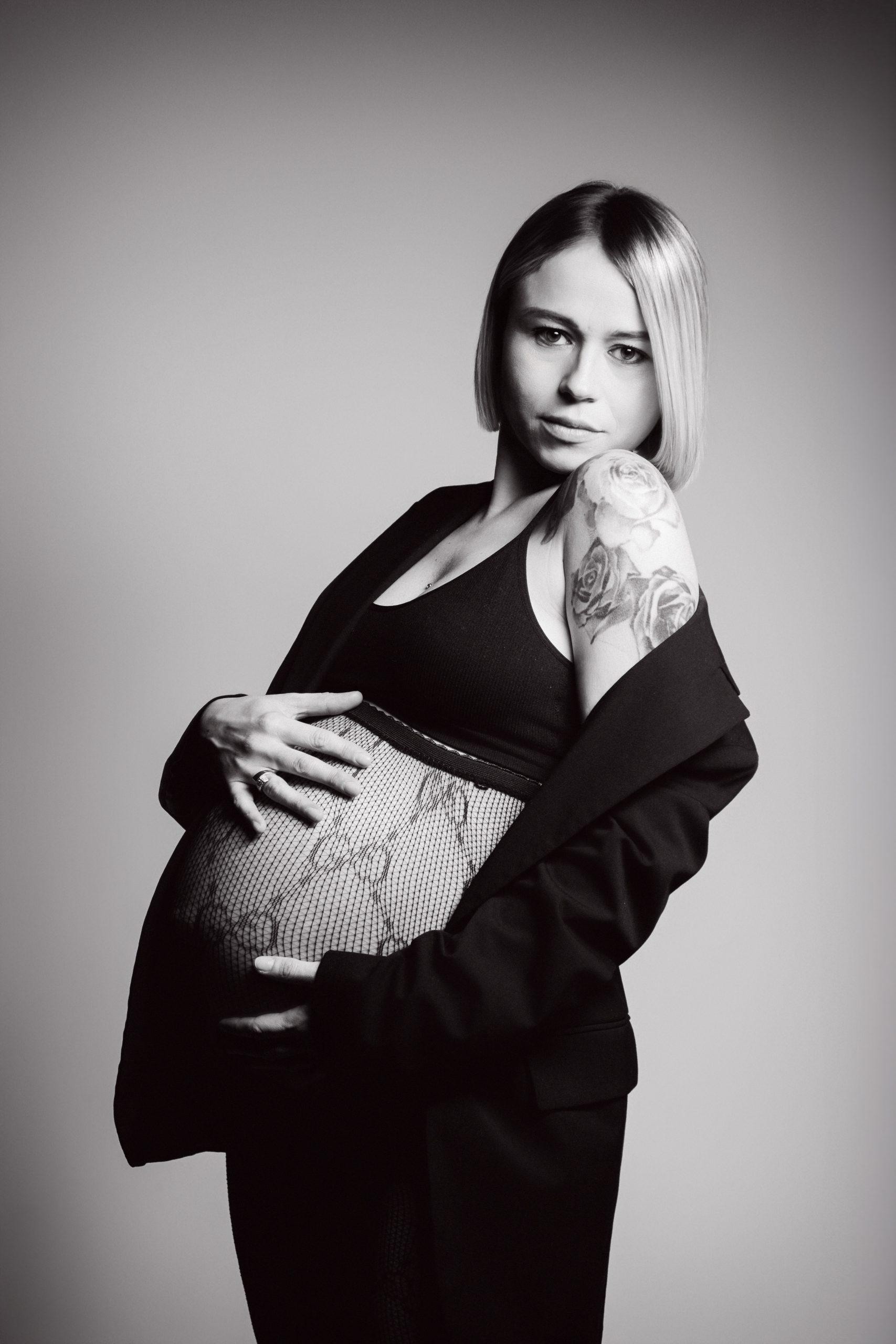 Tenue grossesse en studio photo à La Seyne-sur-Mer, collant texturé et blazer
